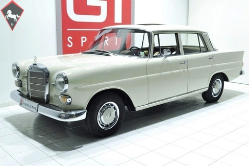 Mercedes-Benz 230 w110 Fintail 1967
