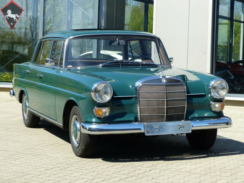 Mercedes-Benz 200 w110 Heckflosse 1966