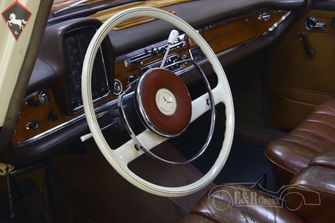 Mercedes-Benz 200 w110 Heckflosse 1966