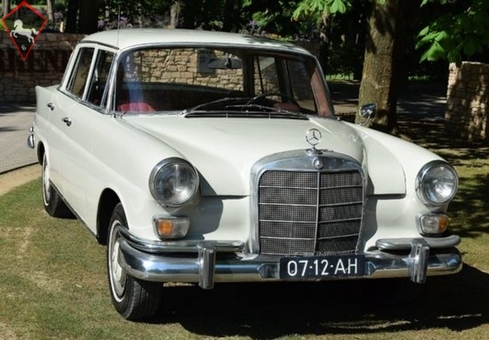 Mercedes-Benz 200 w110 Heckflosse 1965
