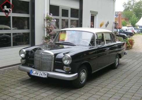 Mercedes-Benz 200 w110 Heckflosse 1966