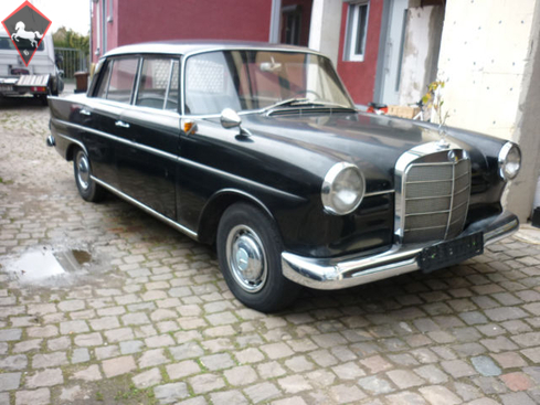 Mercedes-Benz 200 w110 Heckflosse 1964