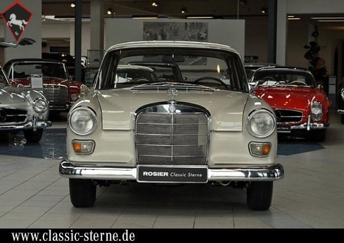 Mercedes-Benz 200 w110 Heckflosse 1967
