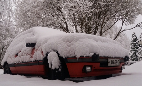 Peugeot 205 GTI meets the snow