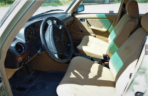 W123 Fabric interior in Creme
