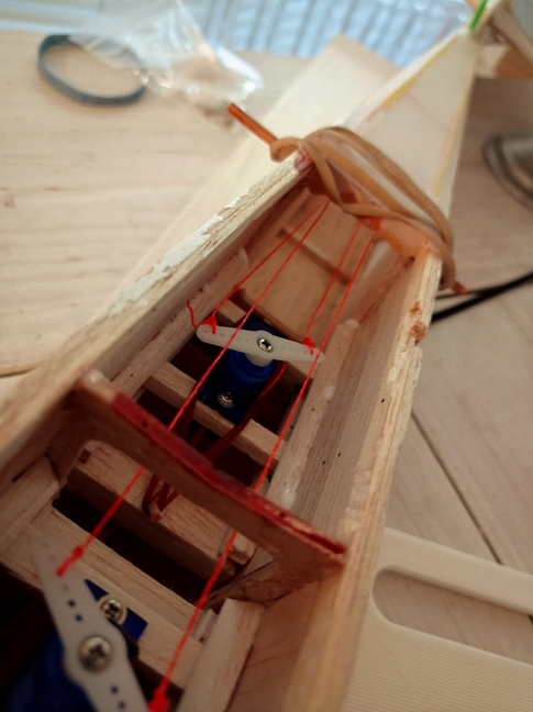 Tommy floating servo tray