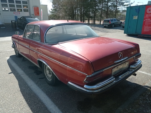 Neglected Mercedes Benz 220SE Coupe spotted