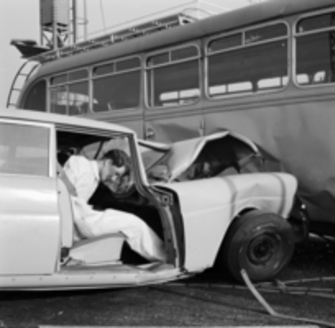 Mercedes w111 vs. bus crash test
